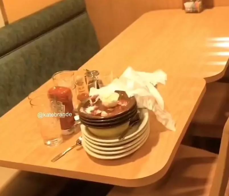 Server sparks debate after sharing video revealing how groups of Boomers and Gen Z'ers leave their tables at her restaurant 2