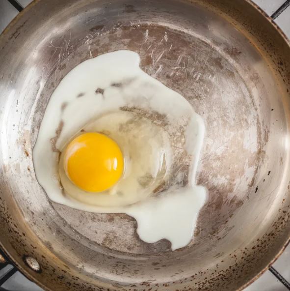  Doctor reveals why you should NEVER cook with scratched non-stick pans 3