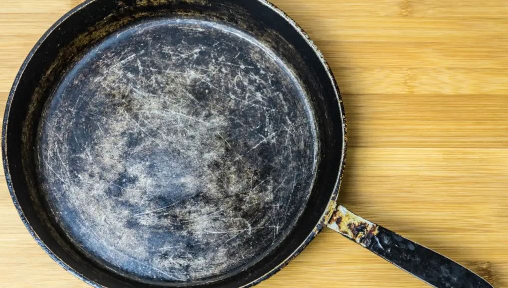  Doctor reveals why you should NEVER cook with scratched non-stick pans 4