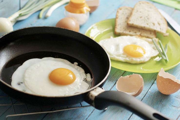 Have you ever wondered about those red and brown spots in cracked chicken eggs? Let's find out 5 Have you ever wondered about those red and brown spots in cracked chicken eggs? Let's find out 5