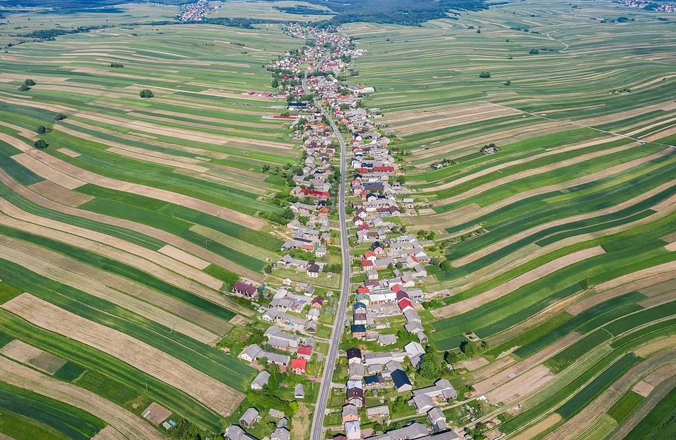 Bizarre town where all 6,000 residents live together on the same street 1