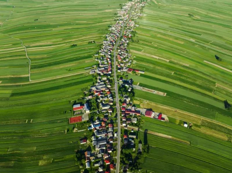 Bizarre town where all 6,000 residents live together on the same street 3