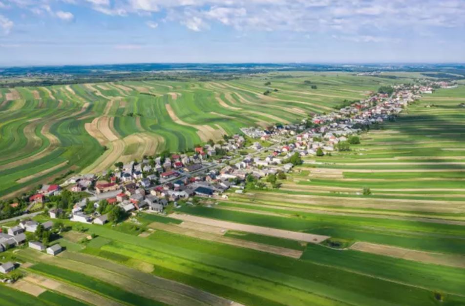 Bizarre town where all 6,000 residents live together on the same street 4