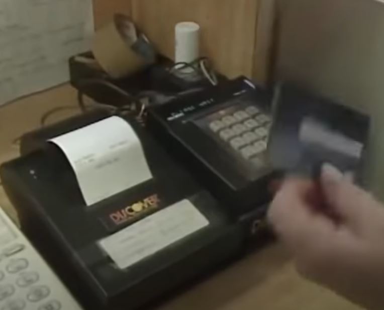 People baffled by video of customers reacting to credit cards being accepted at Burger King in 1993 4