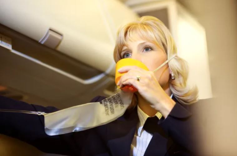 People were stunned after learning plane oxygen masks on planes aren't connected to an air tank at all 6