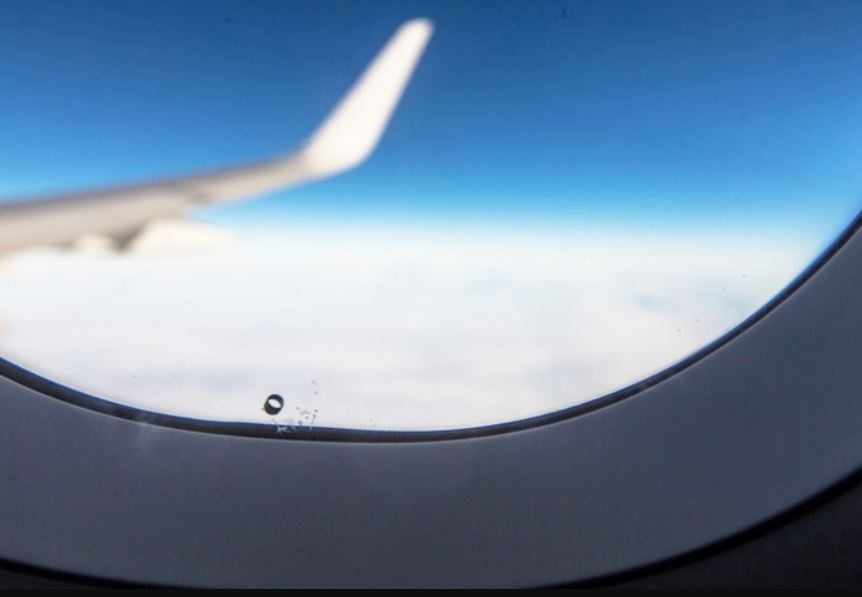 People are only just discovering why airplane windows have tiny holes? 3