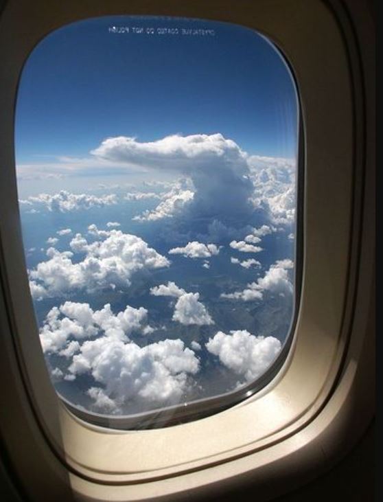 People are only just discovering why airplane windows have tiny holes? 1