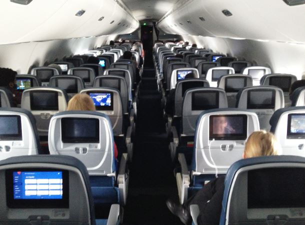 Delta offers 13 passengers up to $4,000 to get off overbooked flight 4