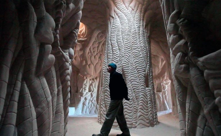 A man spent 25 years in the desert carving a giant cave, its sight leaves all in awe 2