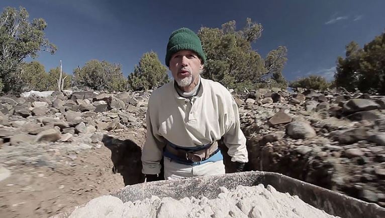 A man spent 25 years in the desert carving a giant cave, its sight leaves all in awe 4
