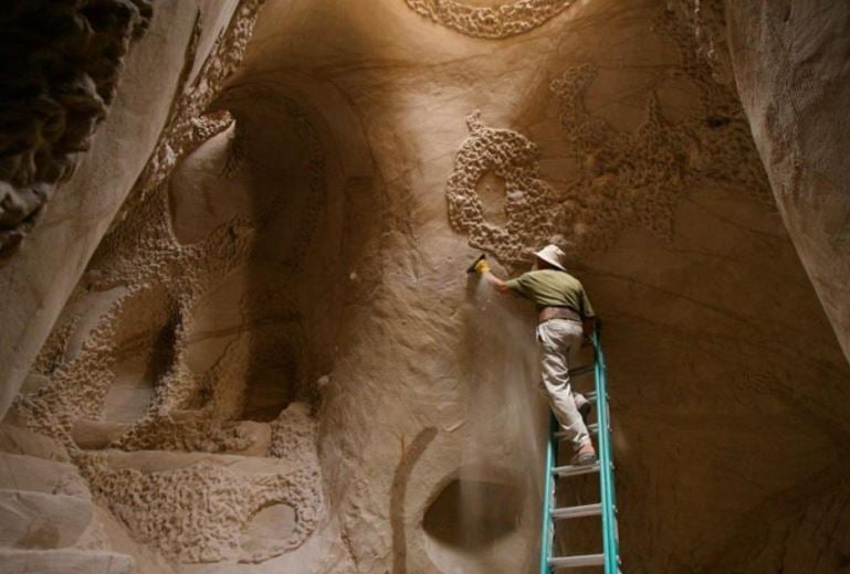 A man spent 25 years in the desert carving a giant cave, its sight leaves all in awe 6