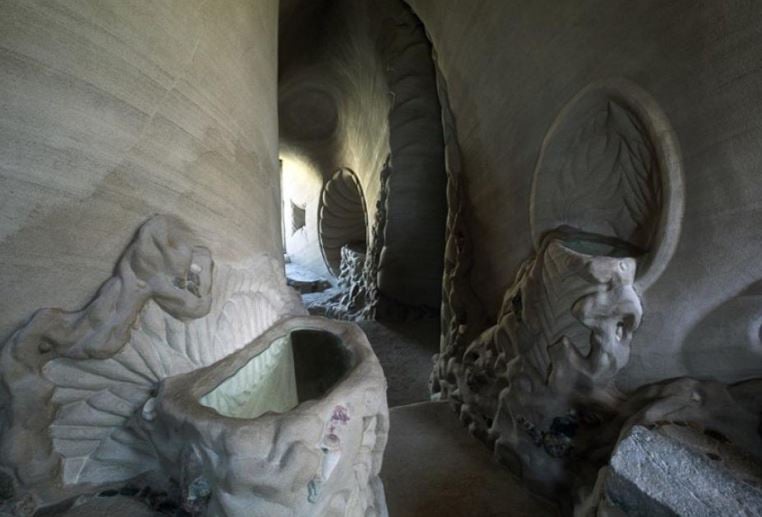 A man spent 25 years in the desert carving a giant cave, its sight leaves all in awe 7