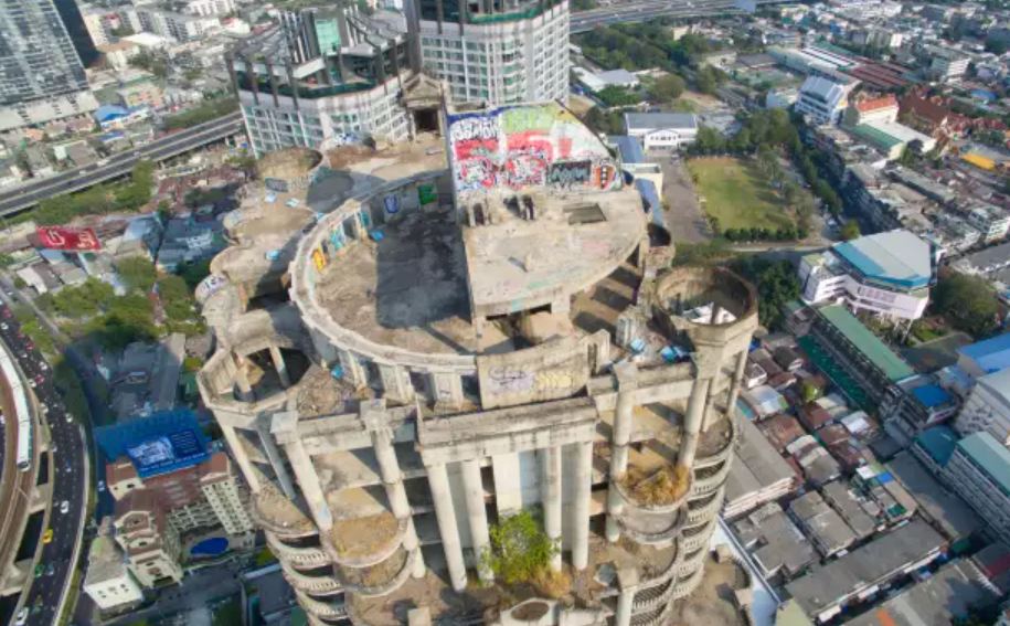 'Ghost Tower' skyscraper worth £40 million has been vacant for 26 years and has never had a resident live there 2