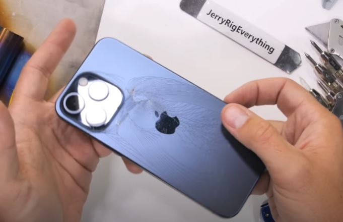 iPhone 15 Pro Max fails the bend test after the user breaks it with bare hands 3