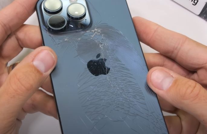 iPhone 15 Pro Max fails the bend test after the user breaks it with bare hands 4