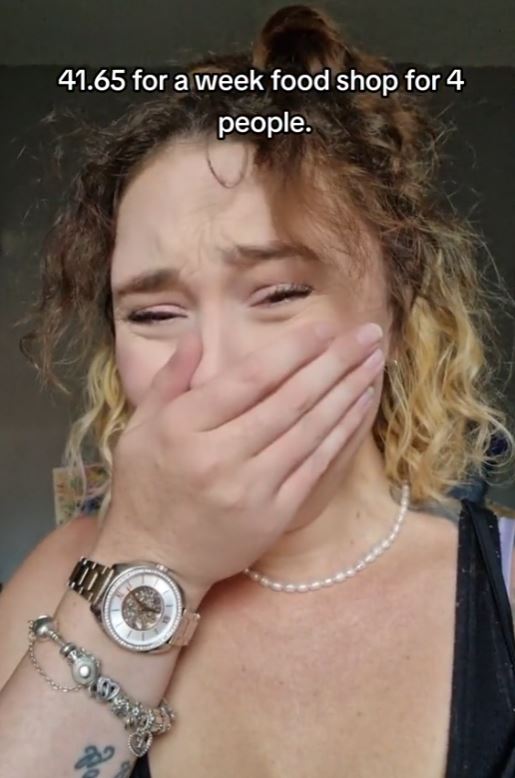 Struggling mum breaks down in tears after a kind stranger pays shop bill 2