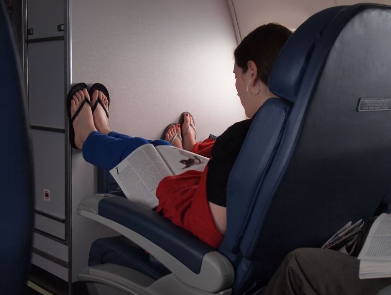 Flight attendants explained why you should never wear flip-flops or Crocs on a plane 4