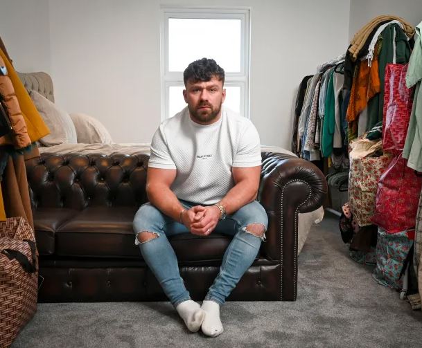 Homeowners' fury after 'delivery drivers leave new £2,000 leather sofa in stairs & damage walls’ 1