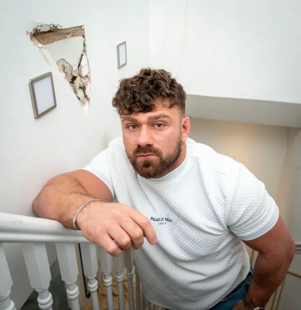 Homeowners' fury after 'delivery drivers leave new £2,000 leather sofa in stairs & damage walls’ 3