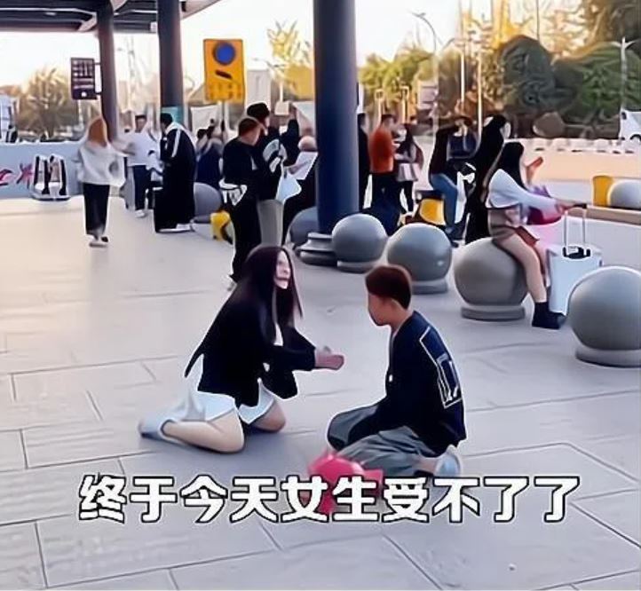 Woman kneels to beg man to give up on chasing her 1