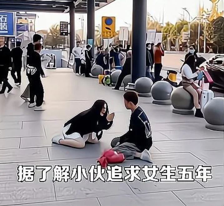 Woman kneels to beg man to give up on chasing her 2