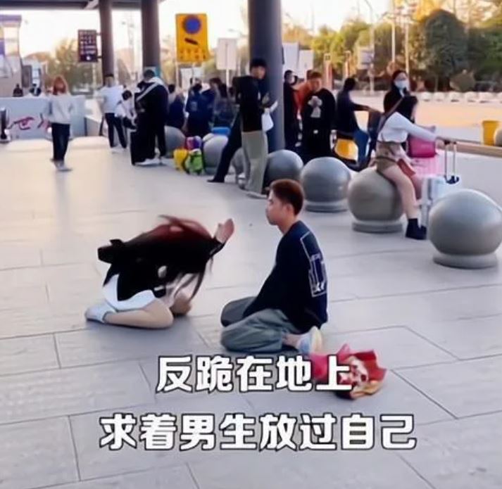Woman kneels to beg man to give up on chasing her 3