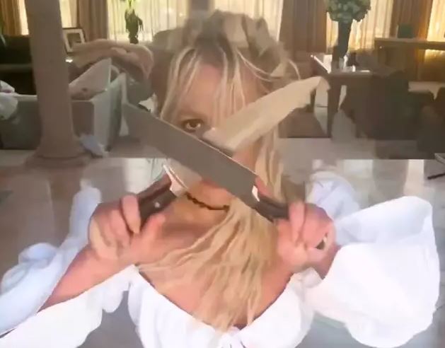 Britney Spears receives welfare check from police after posting video of her dancing KNIVES 1