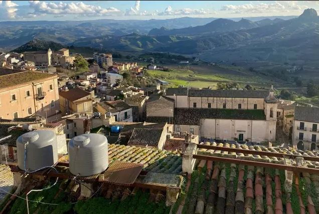 Couple bought a four-storey house in Italy for the price of a Mars Bar 4