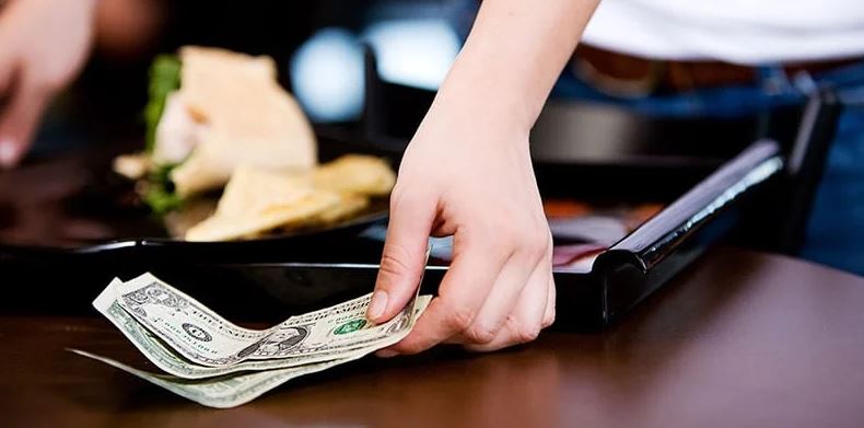 Server has sparked debate after saying people who can’t afford to tip 20% ‘don’t deserve to eat out’ 6