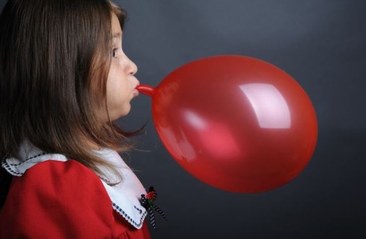 Woman shares video explaining why you should ALWAYS wash balloons before blowing them up 1