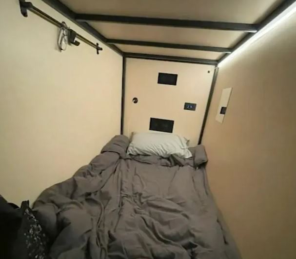 People have concerns after man shows what it’s like living in $700 sleeping pod 1