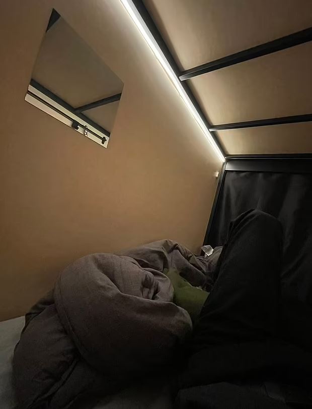 People have concerns after man shows what it’s like living in $700 sleeping pod 4