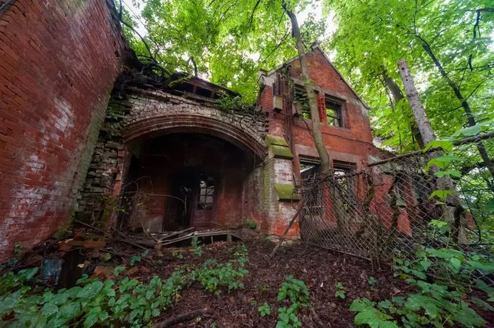 Mysterious island near New York has been abandoned for over 50 years and almost no one is allowed to visit 4