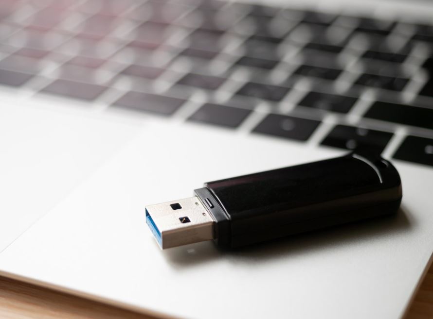 Man loses USB flash drive with data on entire CITY'S personal details after work drinks 4