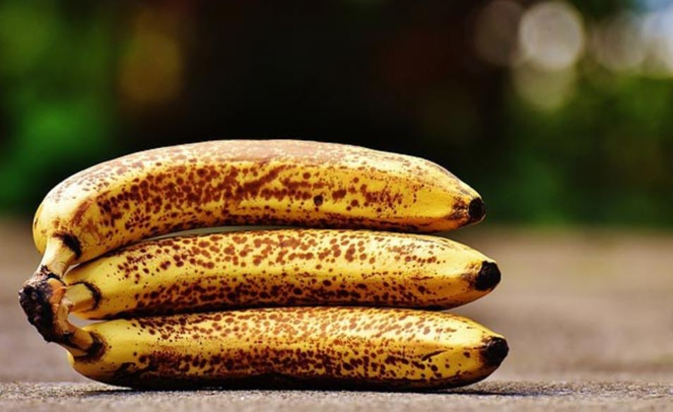 Shopper issues a warning about tiny dots found on bananas 2