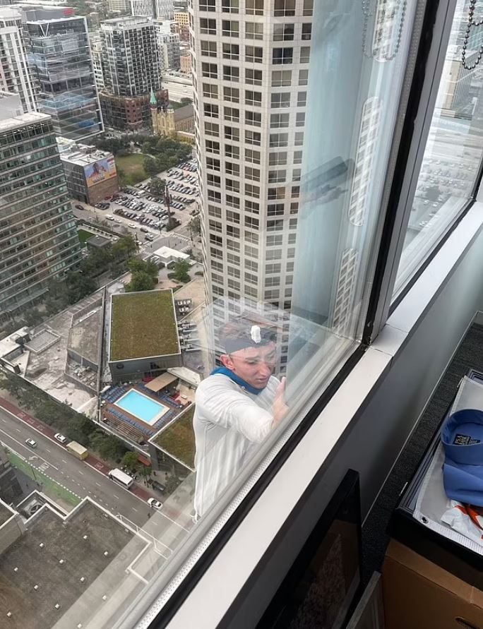 Office workers stunned as 'Pro-life Spiderman' climbs15th-floor window without a rope 5
