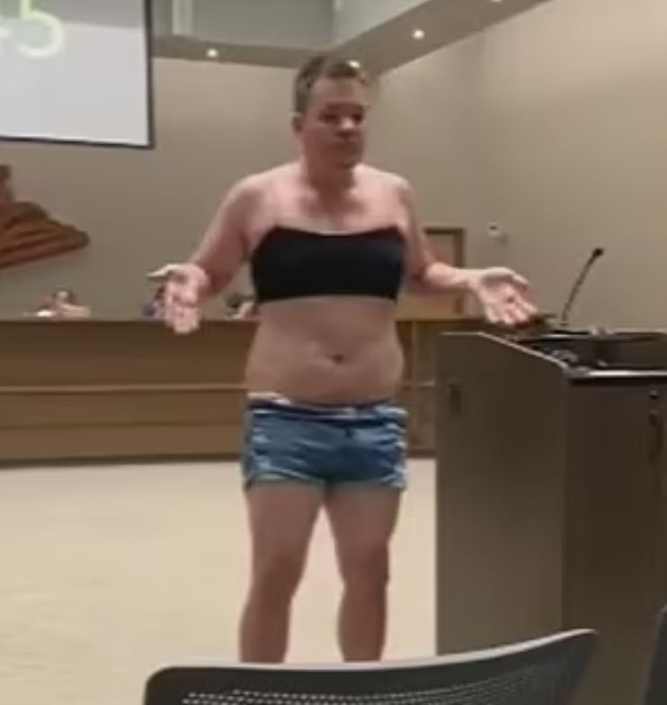 Dad strips down to a CROP TOP and Daisy Dukes to make an ‘argument’ about schools' loose dress code policy 3
