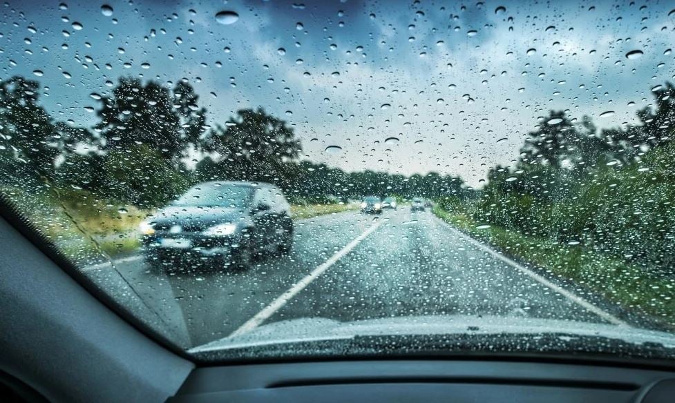 Strange optical illusion lets you know if you should drive in the rain 4
