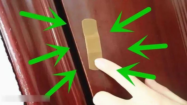 Why you should put Urgo patches on the toilet door? 1