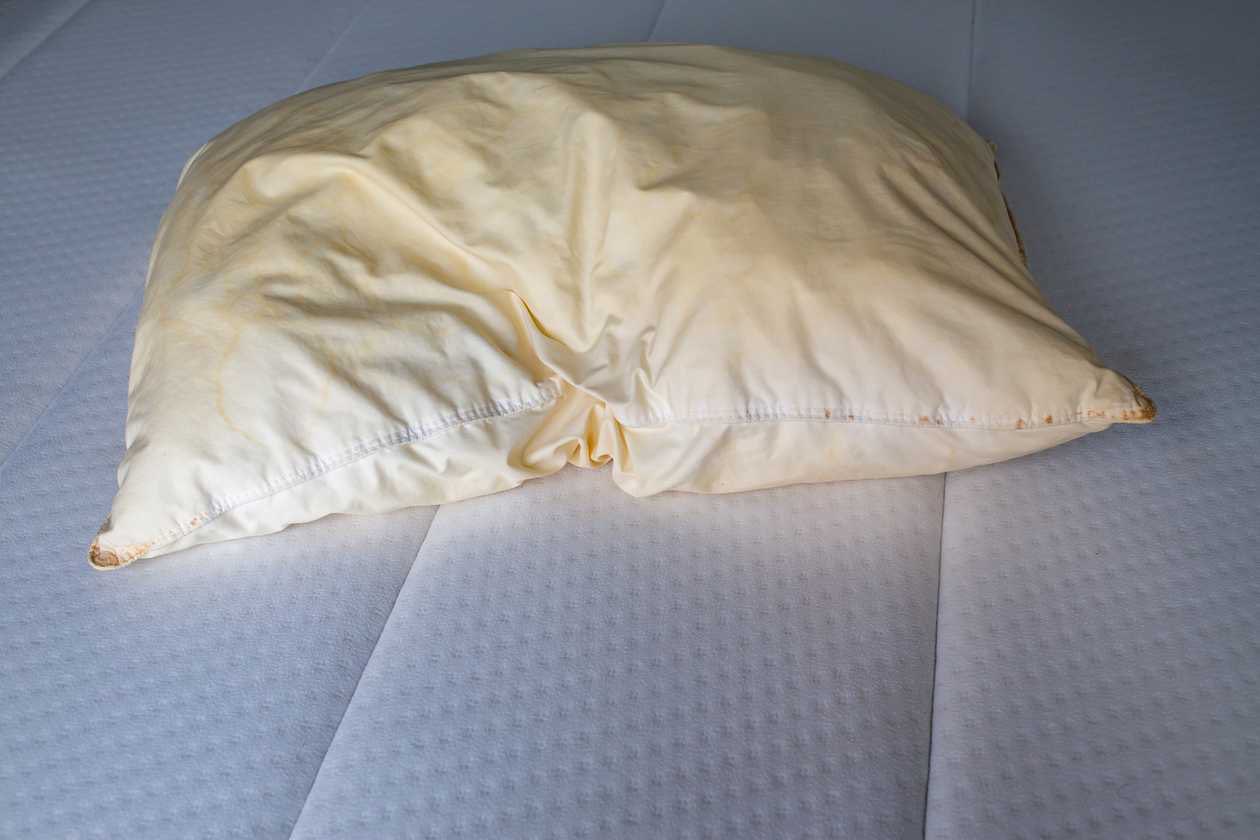 Man sparked debate after revealing ‘The Yellow Pillow’ to his girlfriend 2