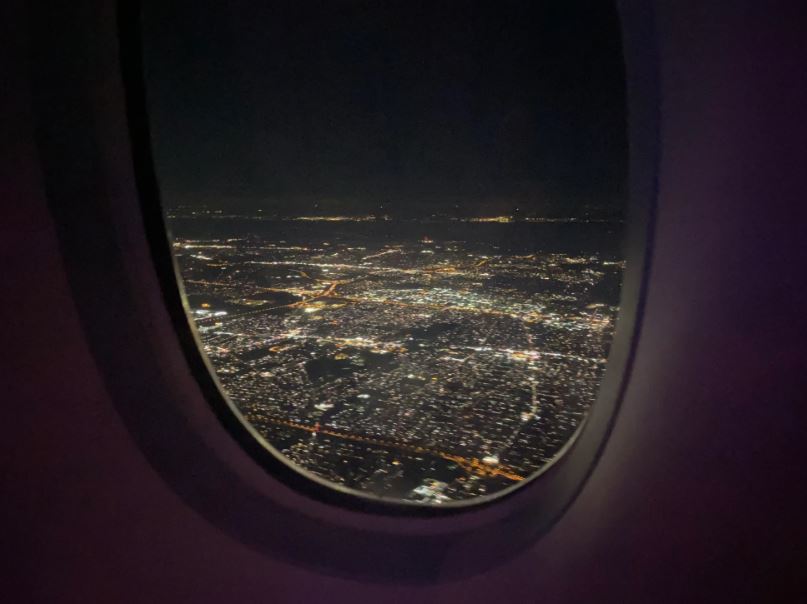Scientist explained why you can't see stars from an airplane's window 1
