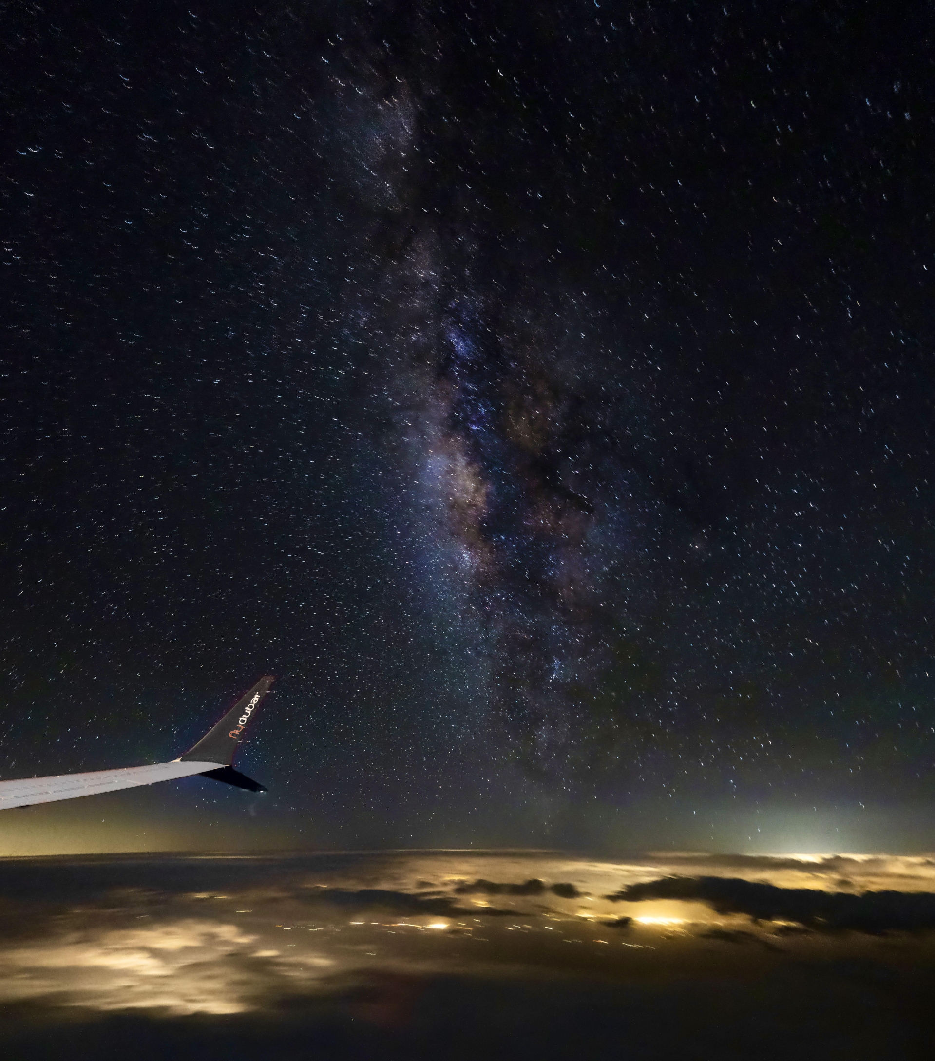 Scientist explained why you can't see stars from an airplane's window 2
