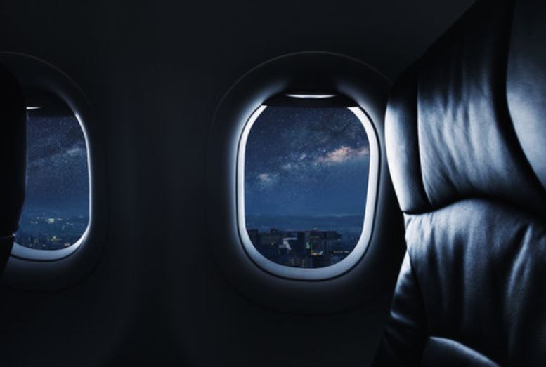 Scientist explained why you can't see stars from an airplane's window 4