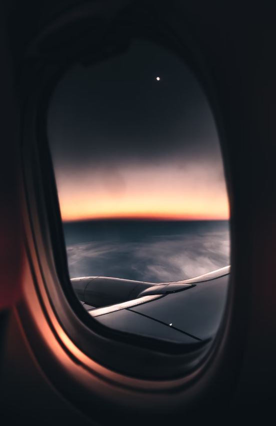 Scientist explained why you can't see stars from an airplane's window 5