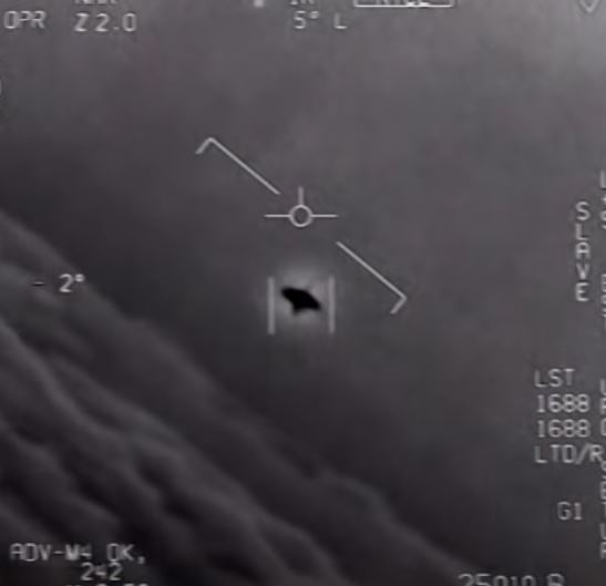 Stunned passengers on separate planes capture video of 2 ‘identical UFOs’ resembling Pentagon footage 7