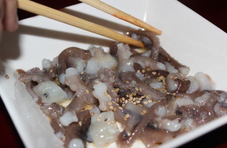 Man passes away after eating raw octopus with still-moving tentacles 2