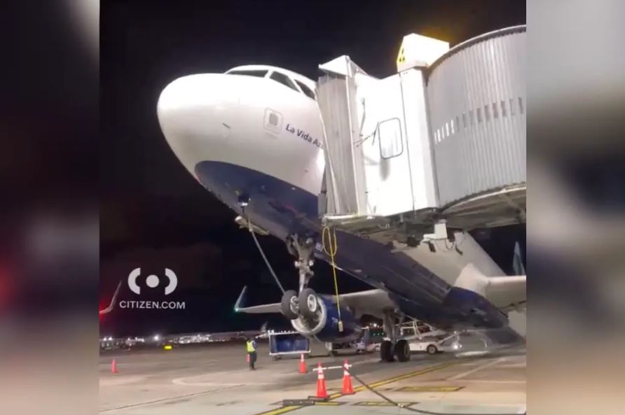 JetBlue Plane tips backward upon landing at JFK airport due to shift in weight and balance 2