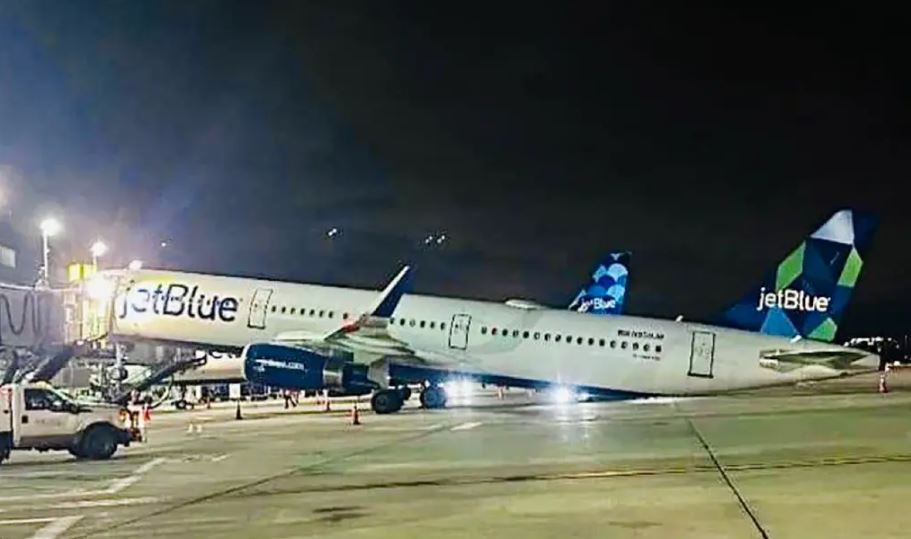 JetBlue Plane tips backward upon landing at JFK airport due to shift in weight and balance 3