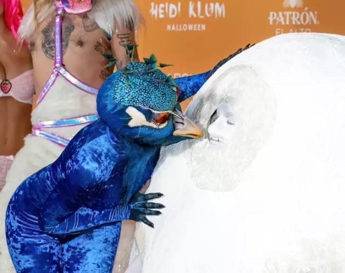 Husband Tom Kaulitz completely upstages Heidi Klum's peacock costume for the first time ever 3