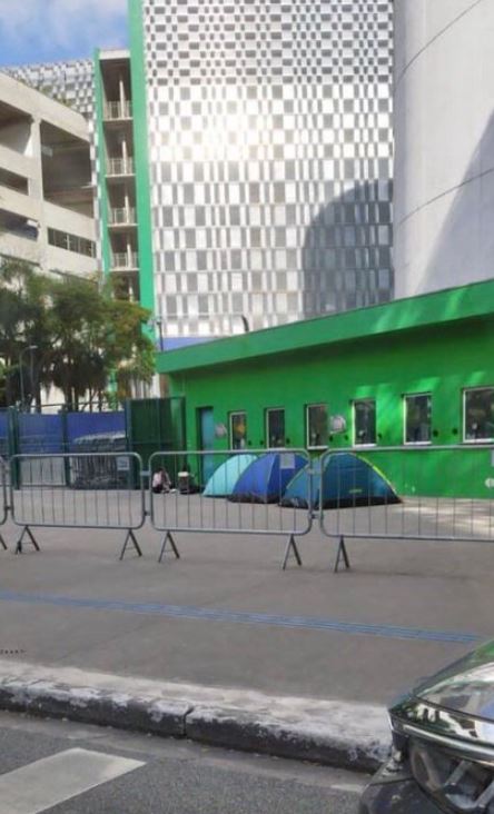 Taylor Swift fans have been camping outside a stadium to get the best spot for the idol's performance 5